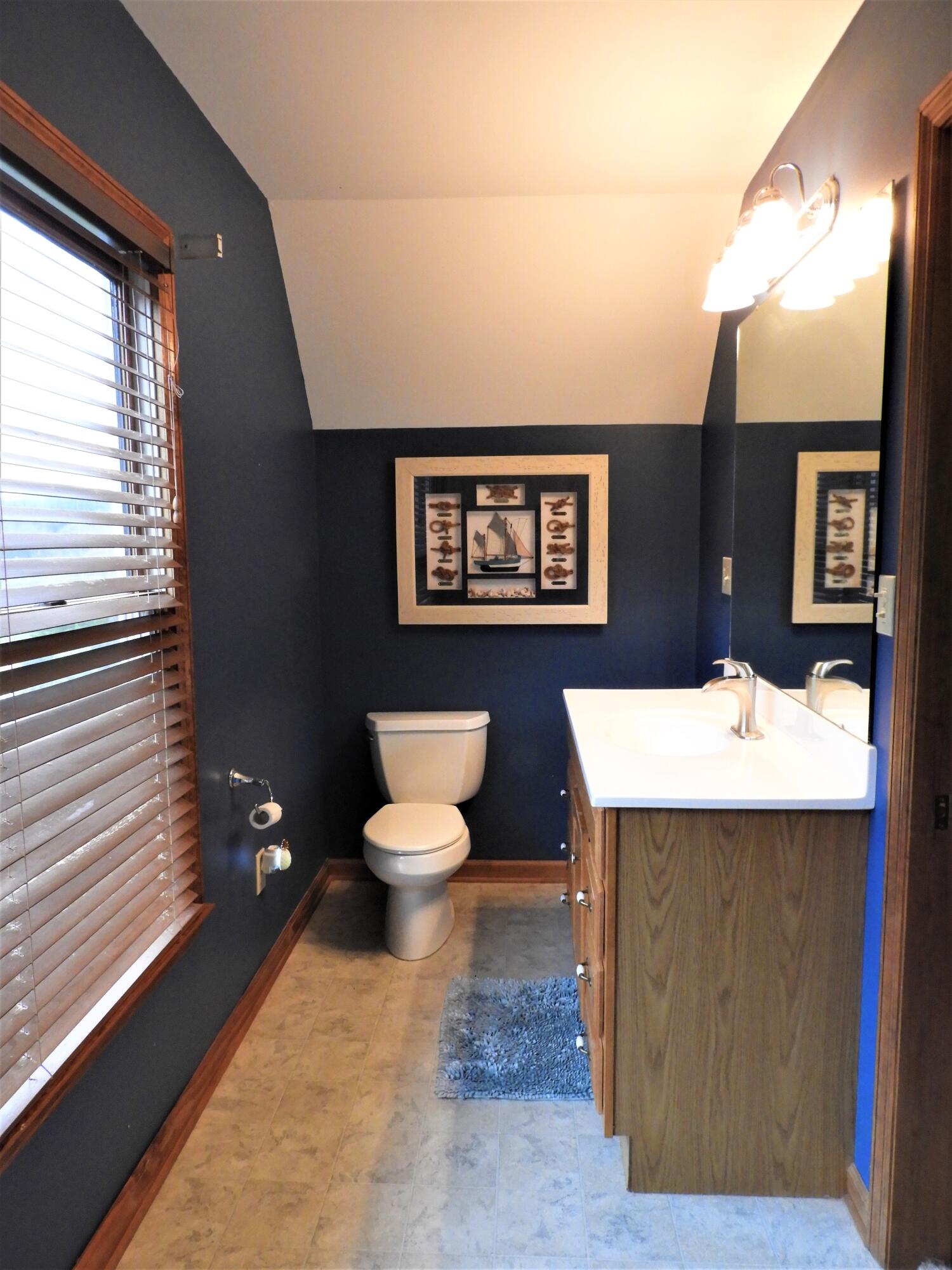 643 Cates Lane Northeast Charleston, TN 37310 - Photo 31 of 45 Upstairs bath 3