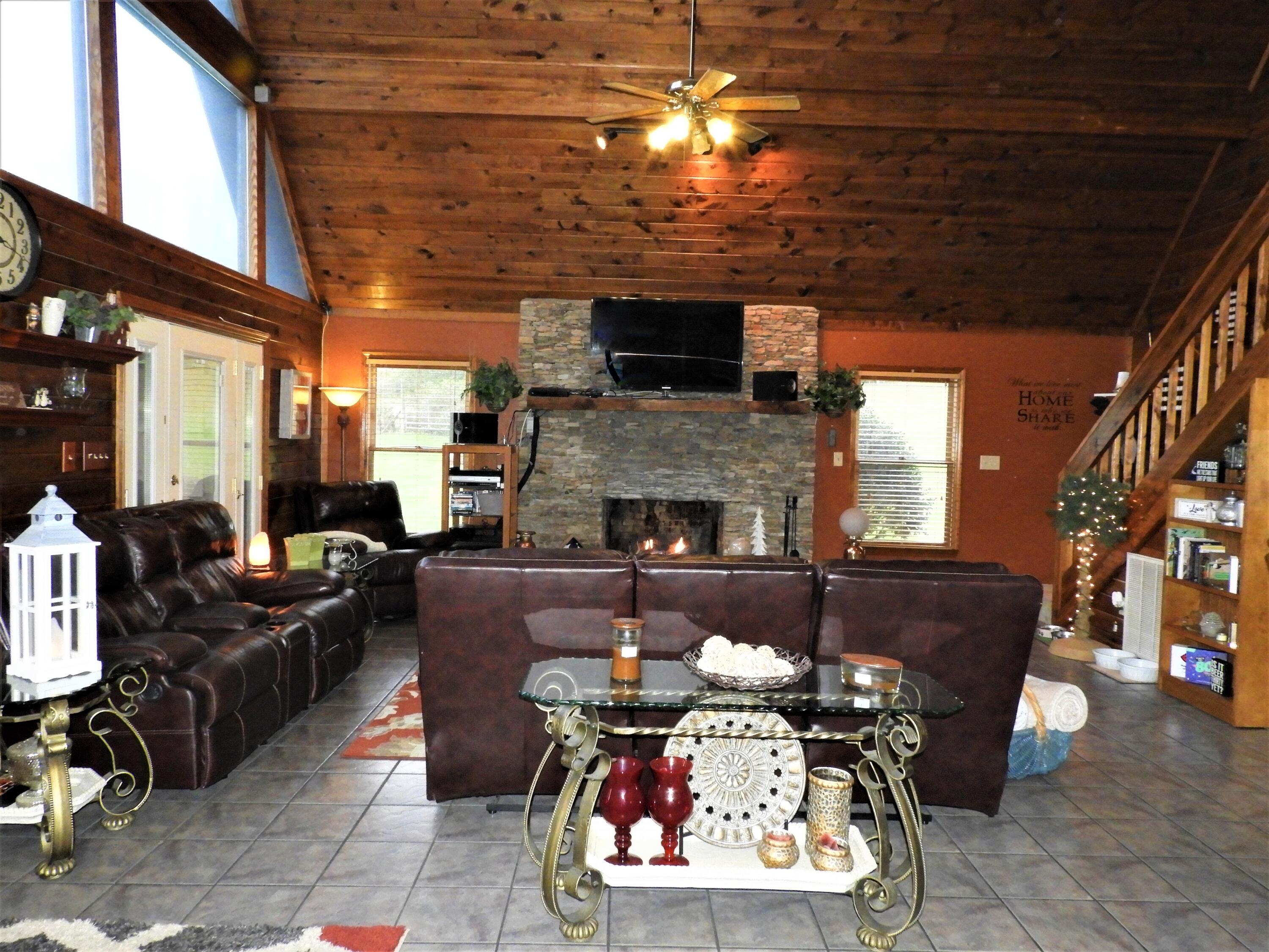 643 Cates Lane Northeast Charleston, TN 37310 - Photo 8 of 45 Living room 3