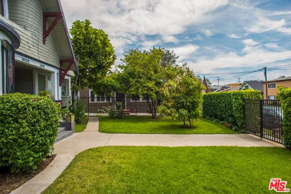 a view of a house with backyard and garden