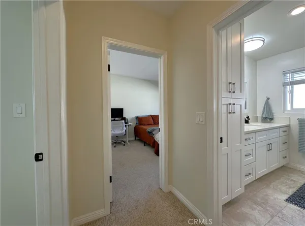 a en suite bathroom with a double vanity sink and a mirror