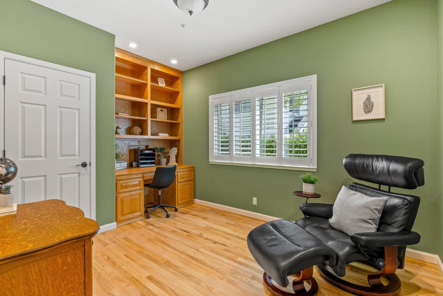 125 Chase Lane Aptos, CA 95003 - Photo 20 of 34 a room with furniture and a window