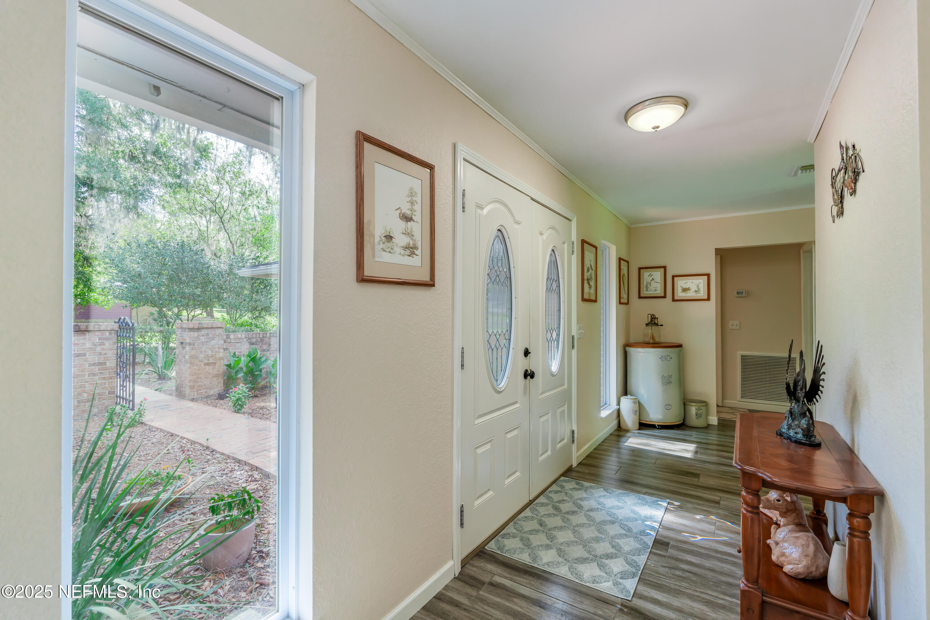 8048 County Line Road Melrose, FL 32666 - Photo 20 of 40 a view of a hallway with wooden floor and furniture