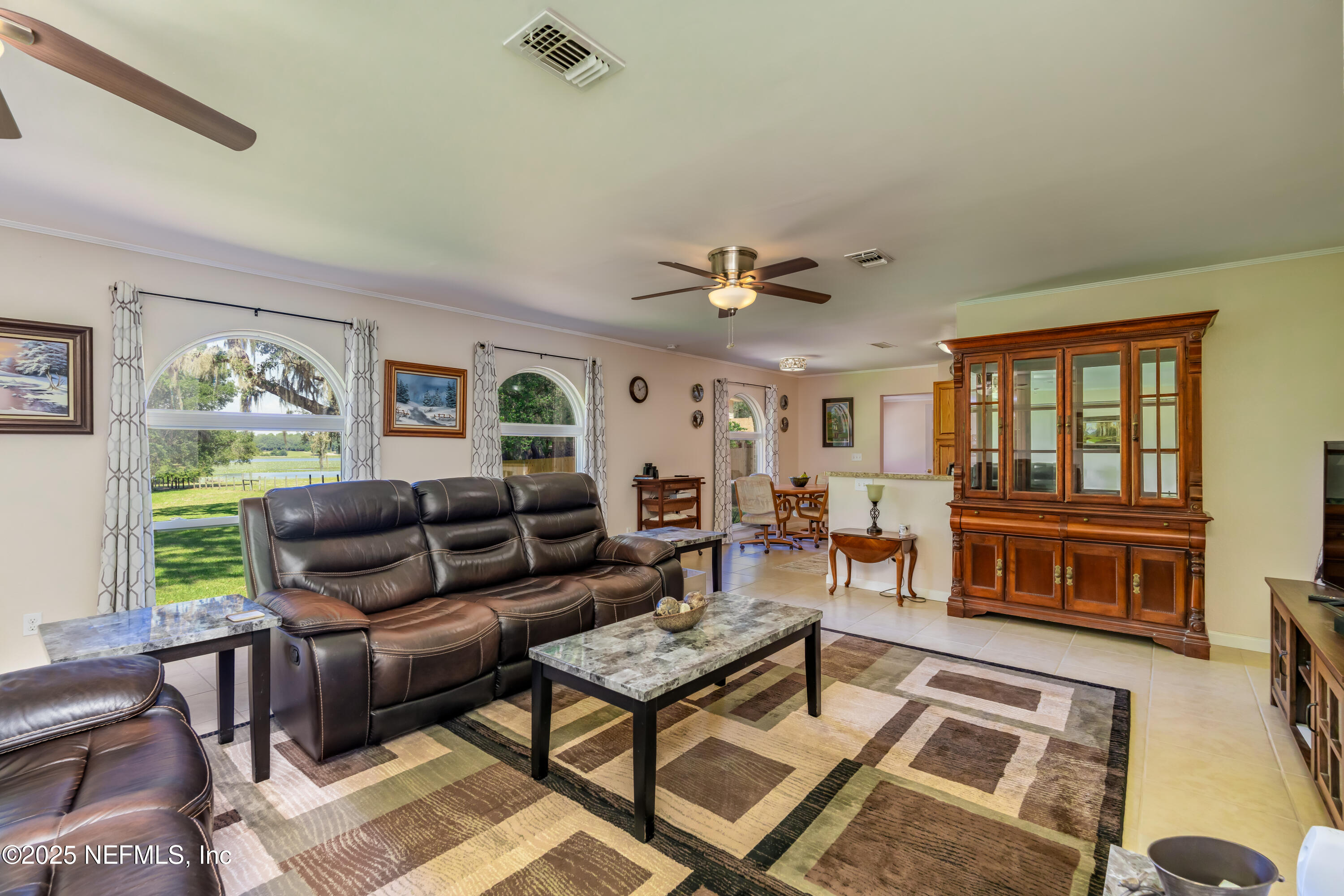 8048 County Line Road Melrose, FL 32666 - Photo 26 of 40 a living room with furniture and a window