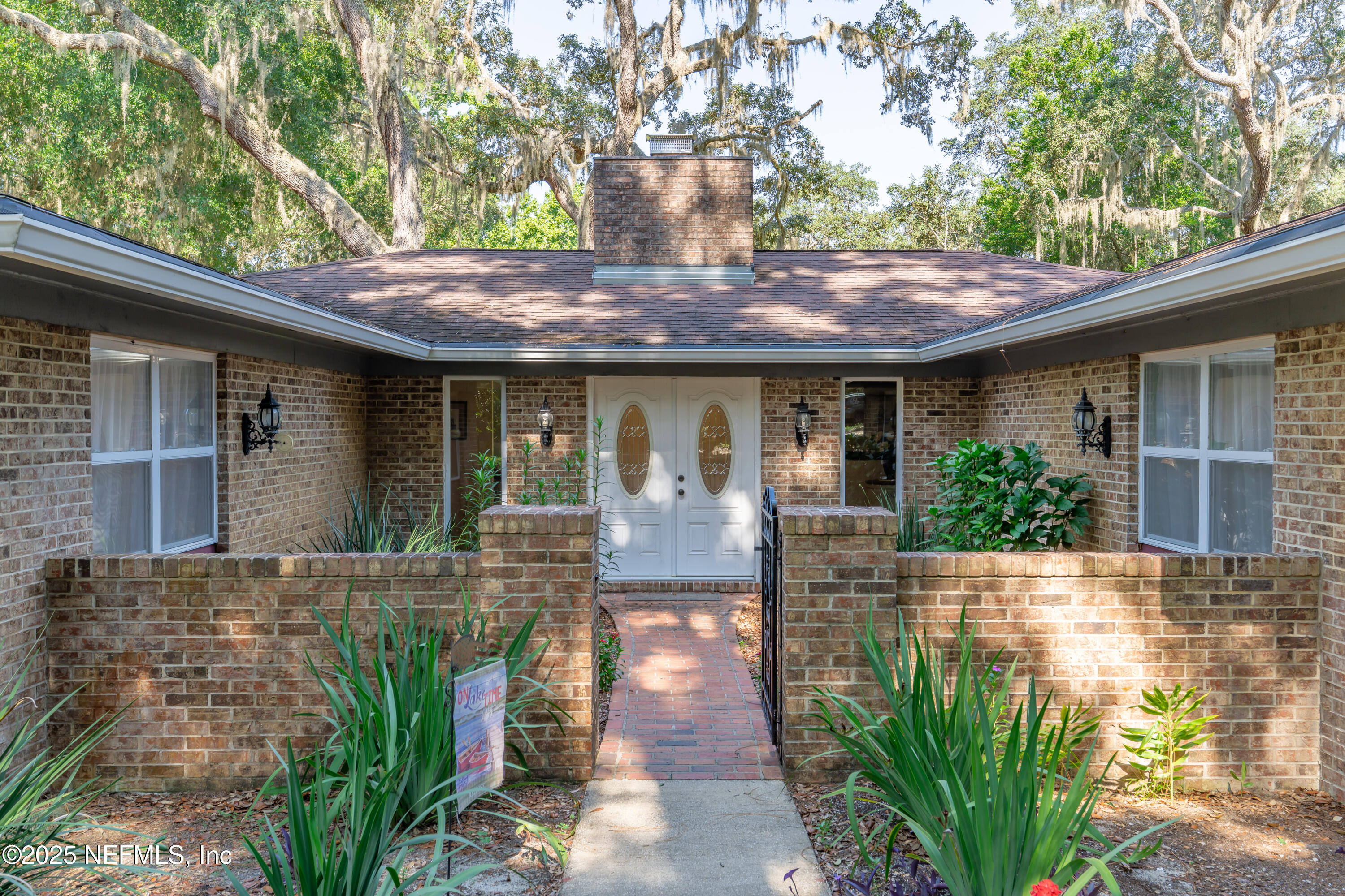 8048 County Line Road Melrose, FL 32666 - Photo 6 of 40 a front view of a house with garden