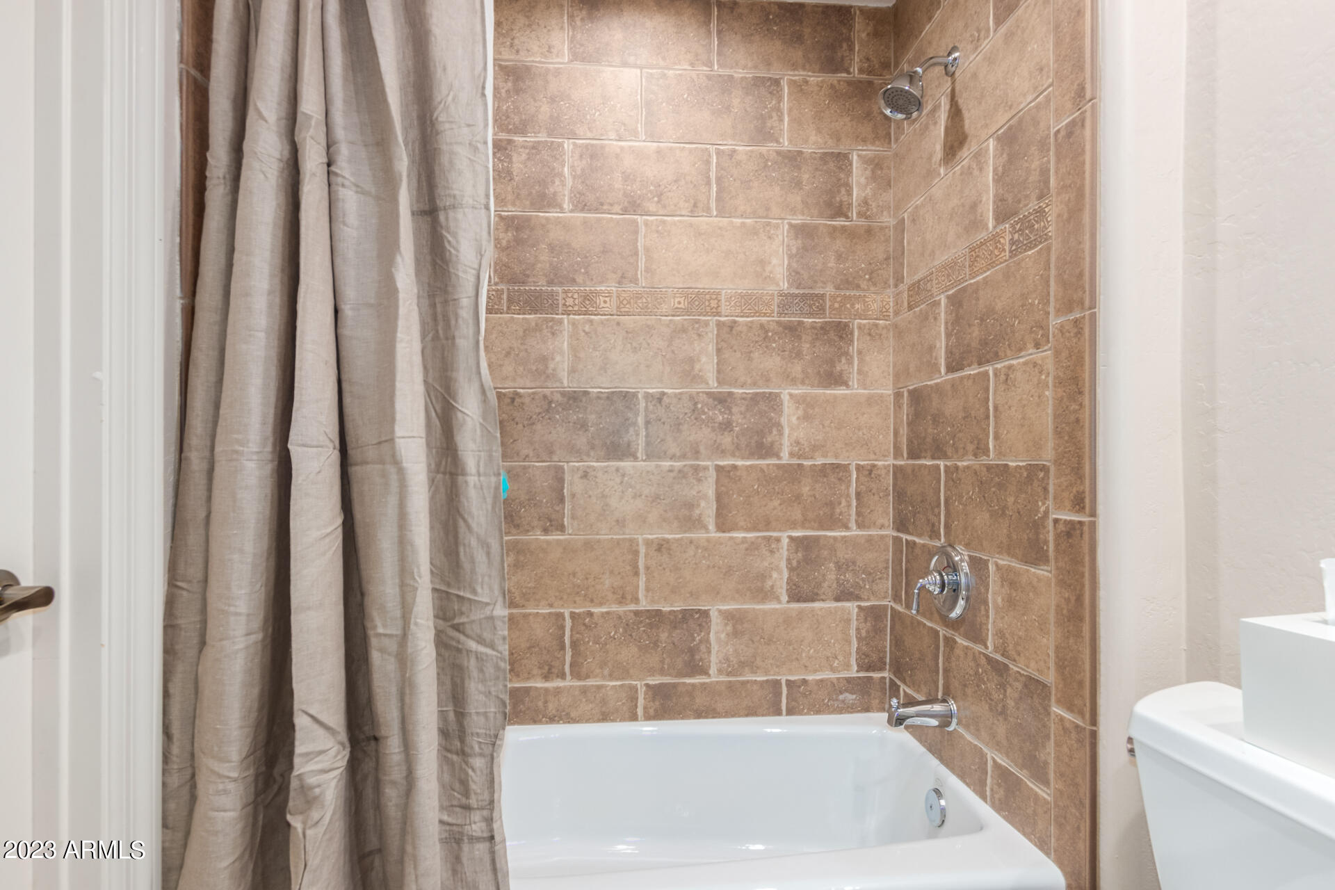 14234 North 27th Place Phoenix, AZ 85032 - Photo 31 of 66 a bathroom with a shower and a bath tub