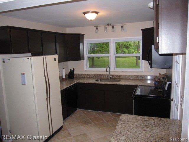 2593 West Auburn Road Rochester, MI 48309 - Photo 5 of 19 Auburn-Kitchen 2.jpg