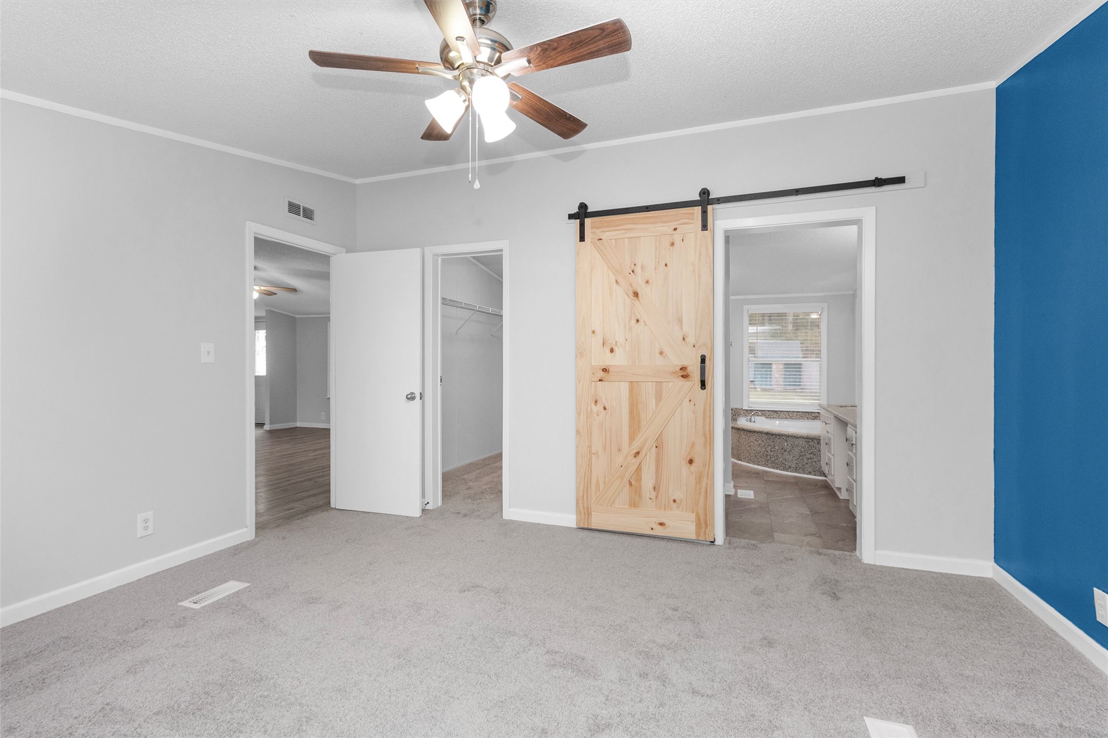 4621 Price Road Montgomery, TX 77316 - Photo 28 of 50 an empty room with closet and a ceiling fan