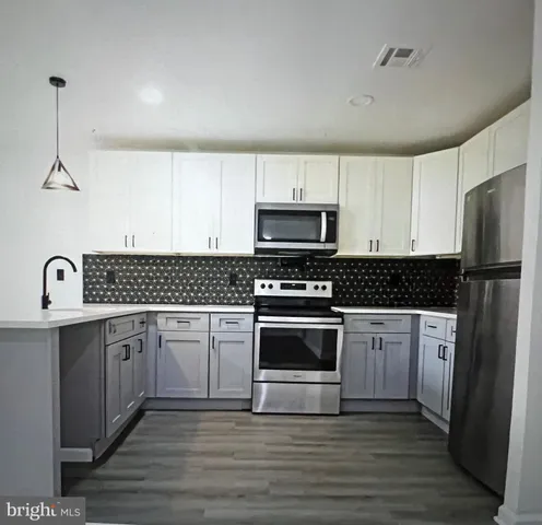 $1,875 | 511 Corinthian Avenue, Unit B, Essington, PA 19029