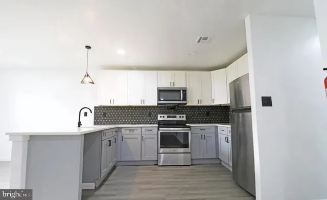 $1,875 | 511 Corinthian Avenue, Unit B, Essington, PA 19029