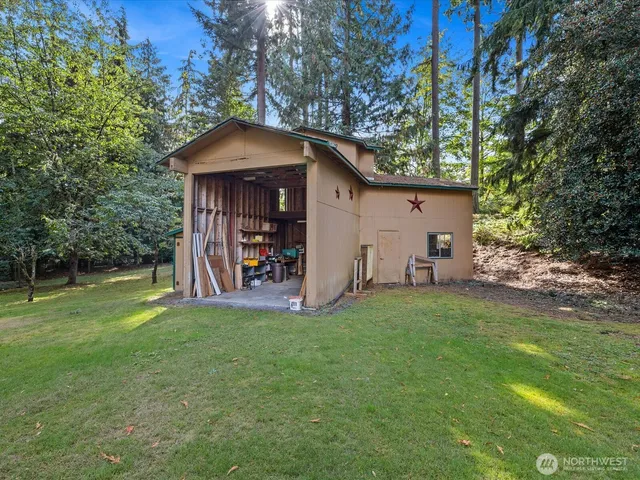 a view of a house with backyard and trees