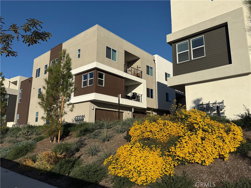 a house view with a outdoor space