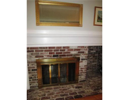 18 Applegate Lane, Unit 9 Falmouth, ME 04105 - Photo 11 of 25 Living Room.