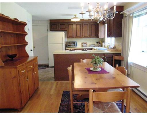 18 Applegate Lane, Unit 9 Falmouth, ME 04105 - Photo 5 of 25 Kitchen.