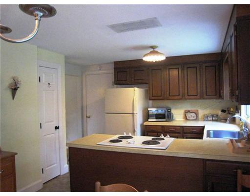 18 Applegate Lane, Unit 9 Falmouth, ME 04105 - Photo 8 of 25 Kitchen.