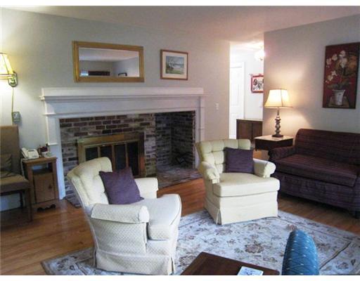 18 Applegate Lane, Unit 9 Falmouth, ME 04105 - Photo 10 of 25 Living Room.