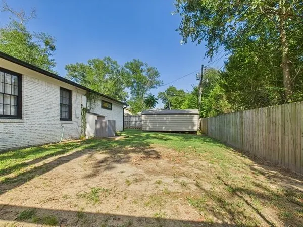 a view of back yard of the house