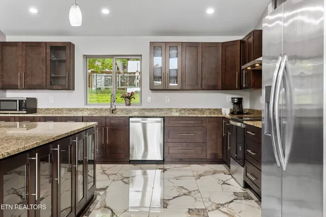 $629,000 | 354 Fairway Drive, Dandridge, TN 37725