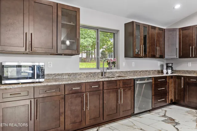 $629,000 | 354 Fairway Drive, Dandridge, TN 37725