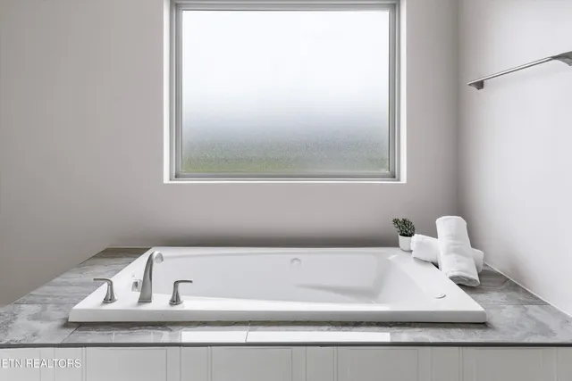 $629,000 | 354 Fairway Drive, Dandridge, TN 37725