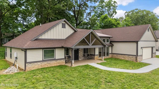 $629,000 | 354 Fairway Drive, Dandridge, TN 37725