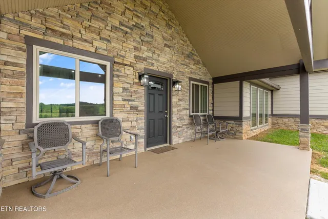 $629,000 | 354 Fairway Drive, Dandridge, TN 37725