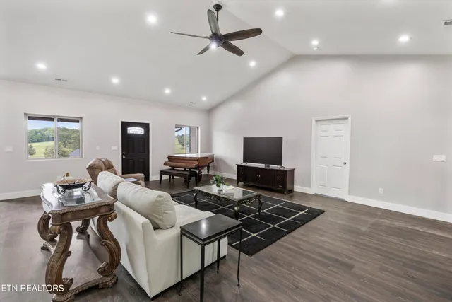 $629,000 | 354 Fairway Drive, Dandridge, TN 37725