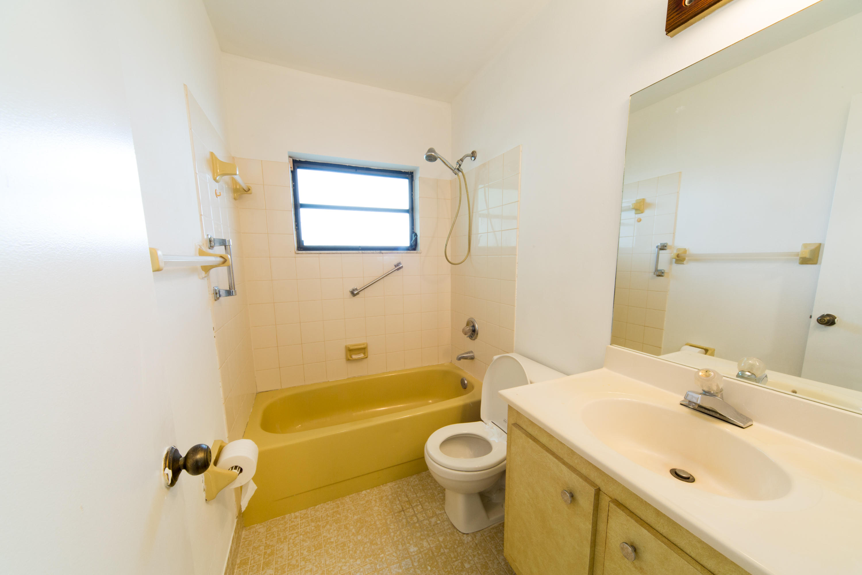 6286 Amberwoods Drive Boca Raton, FL 33433 - Photo 15 of 24 Guest Bath