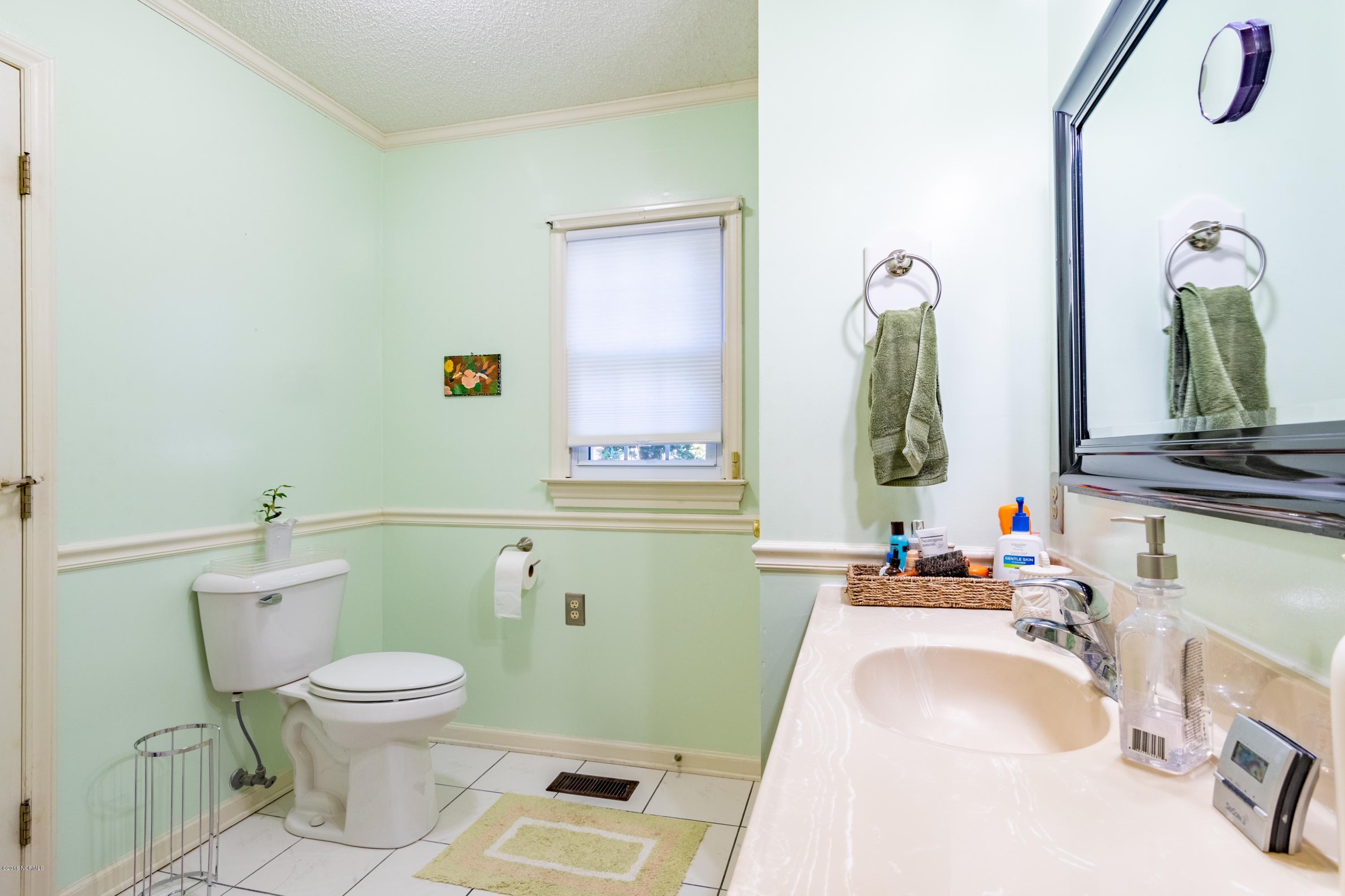 106 Lawson Road Washington, NC 27889 - Photo 20 of 33 020 Master Bath
