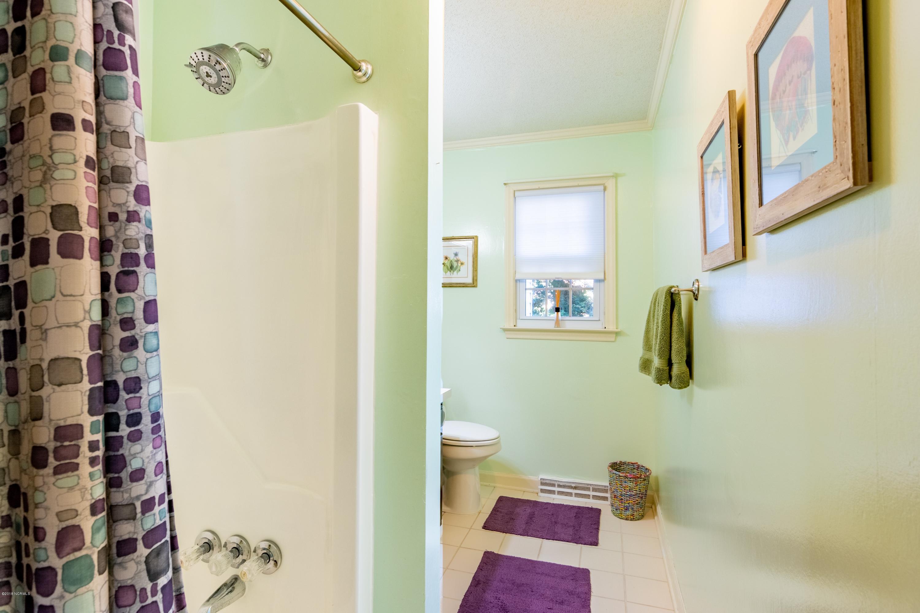106 Lawson Road Washington, NC 27889 - Photo 23 of 33 023 Guest Bath