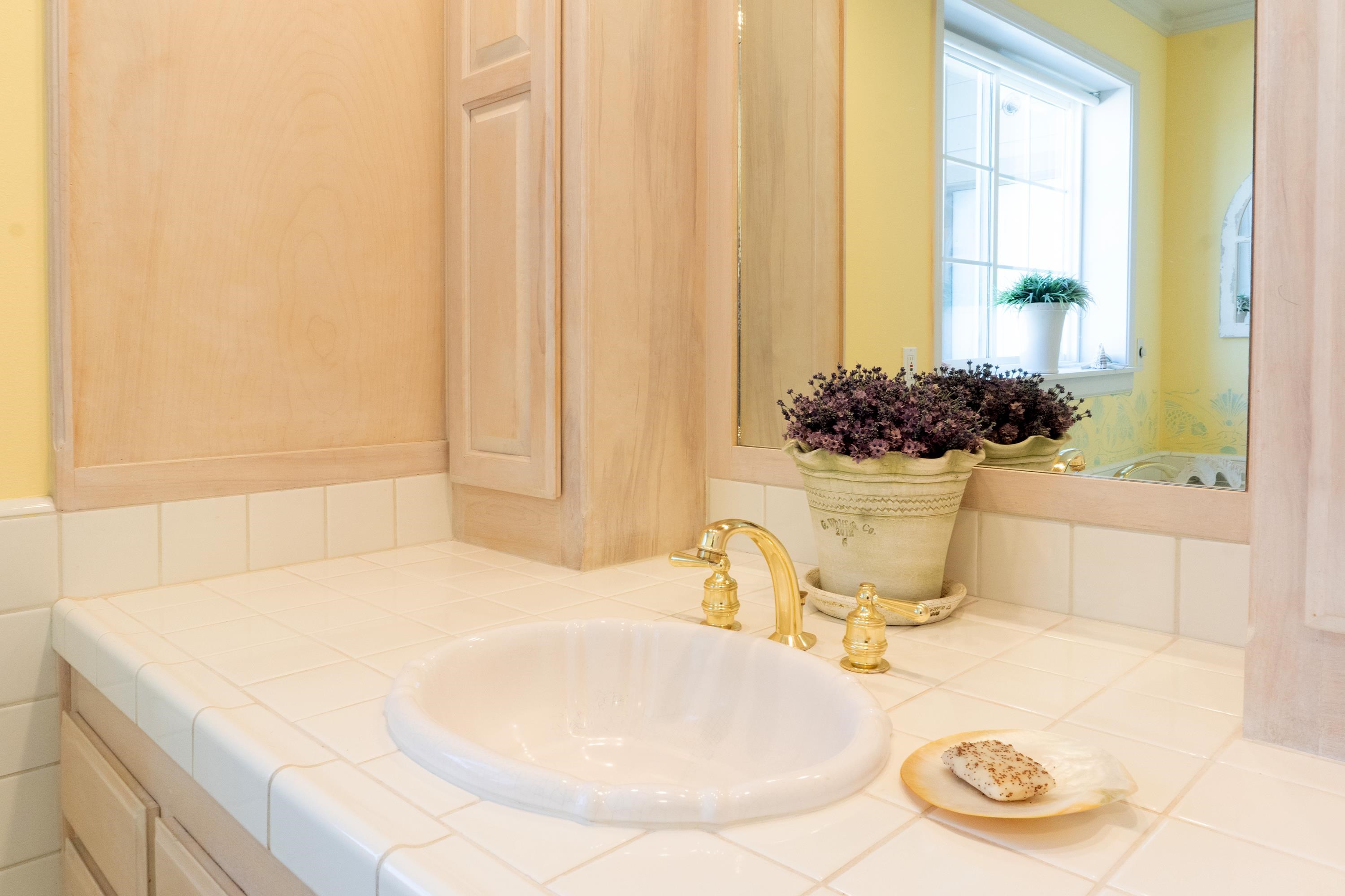 416 Wilson Creek Road Lee Vining, CA 93541 - Photo 28 of 64 a bathroom with a sink and a bathtub