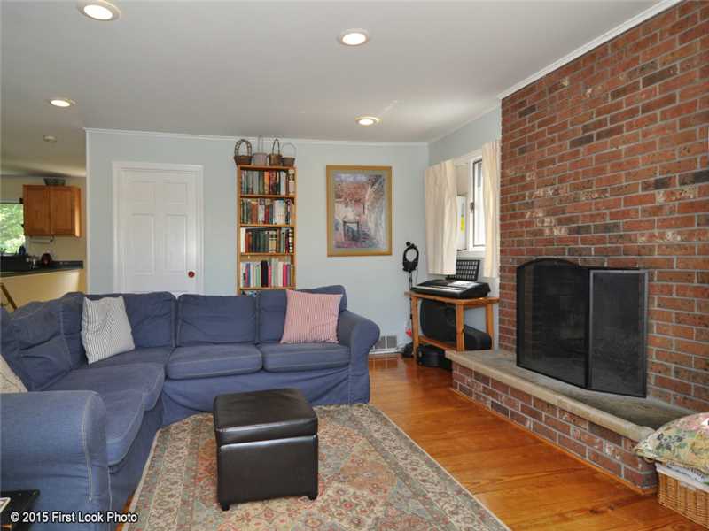 50 Sloop Street Jamestown, RI 02835 - Photo 4 of 25 Living Room.