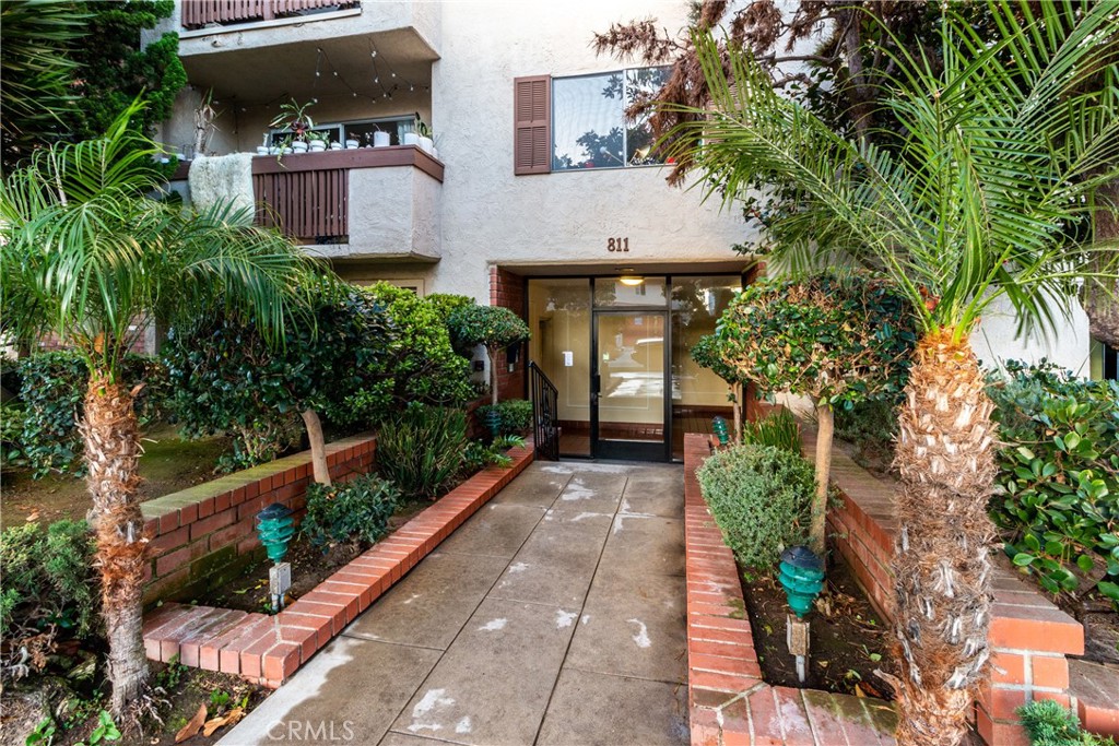 811 6th Street, Unit 305 Santa Monica, CA 90403 - Photo 2 of 25 a house view with a garden space