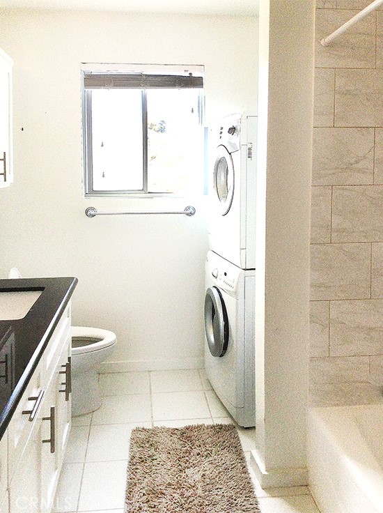 811 6th Street, Unit 305 Santa Monica, CA 90403 - Photo 21 of 25 a bathroom with a toilet a sink and a shower