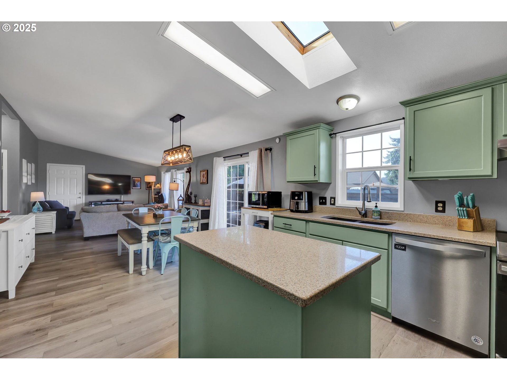 1320 T Street Springfield, OR 97477 - Photo 11 of 34 a kitchen with lots of counter top space