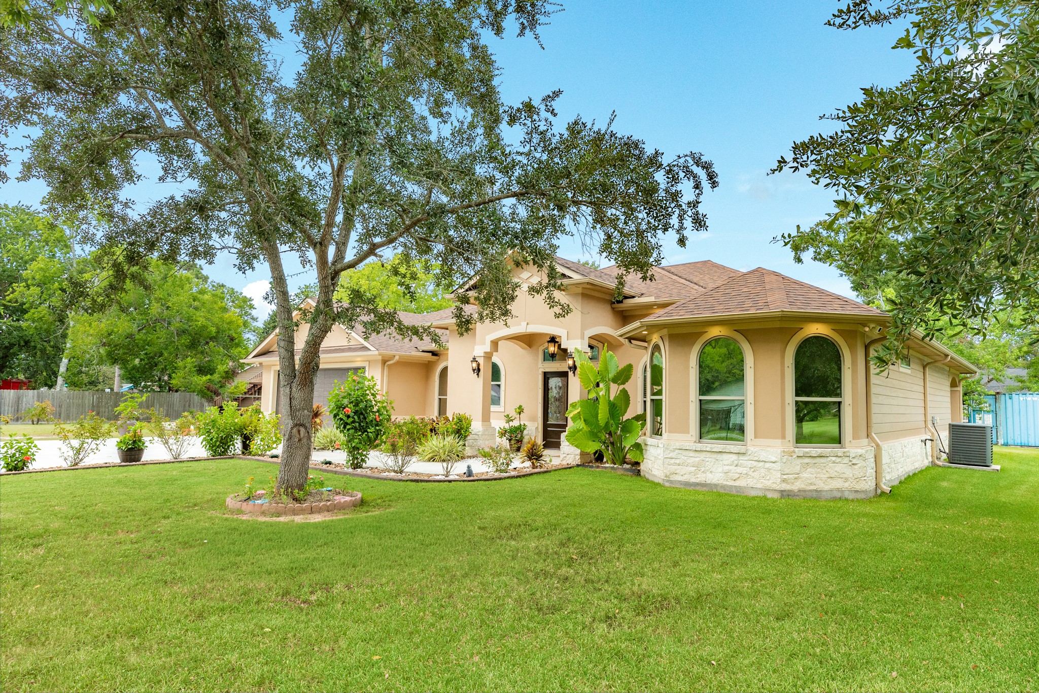 309 Hickman Lane Angleton, TX 77515 - Photo 2 of 37 Gallery Image 2