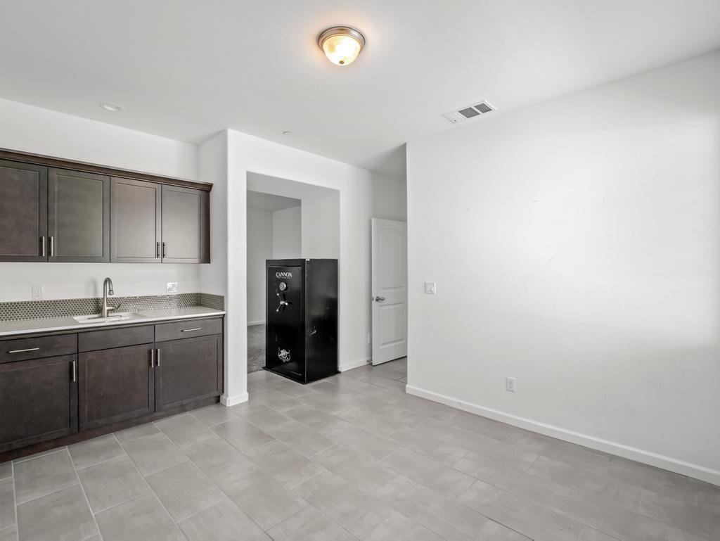 3438 Lincoln Avenue Clovis, CA 93619 - Photo 18 of 52 a large bathroom with a sink and a bathtub