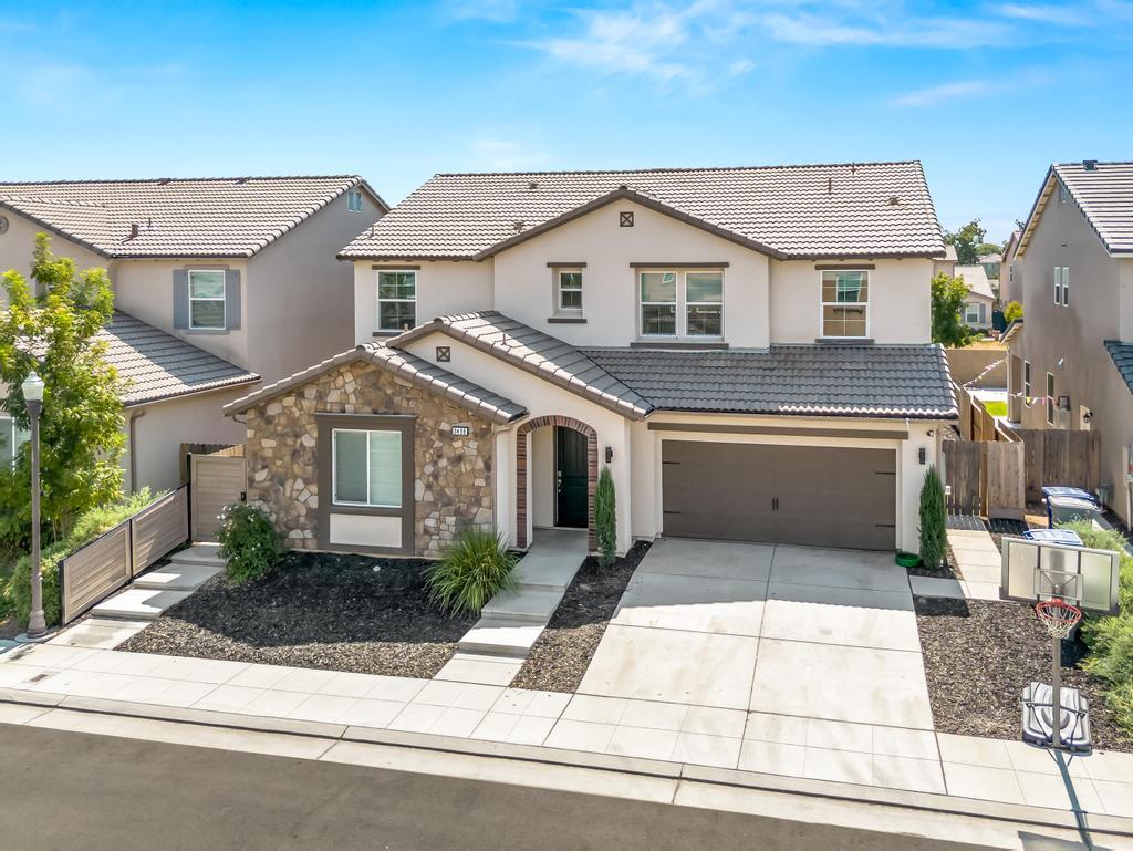 3438 Lincoln Avenue Clovis, CA 93619 - Photo 2 of 52 front view of a house with a yard