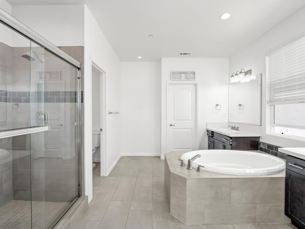 3438 Lincoln Avenue Clovis, CA 93619 - Photo 33 of 52 a bathroom with a bathtub and shower