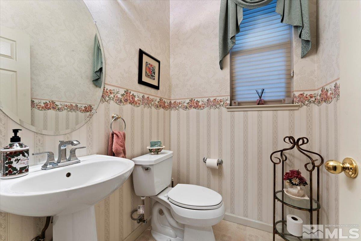 1556 Diamond Country Drive Reno, NV 89521 - Photo 22 of 29 a bathroom with a sink toilet and shower