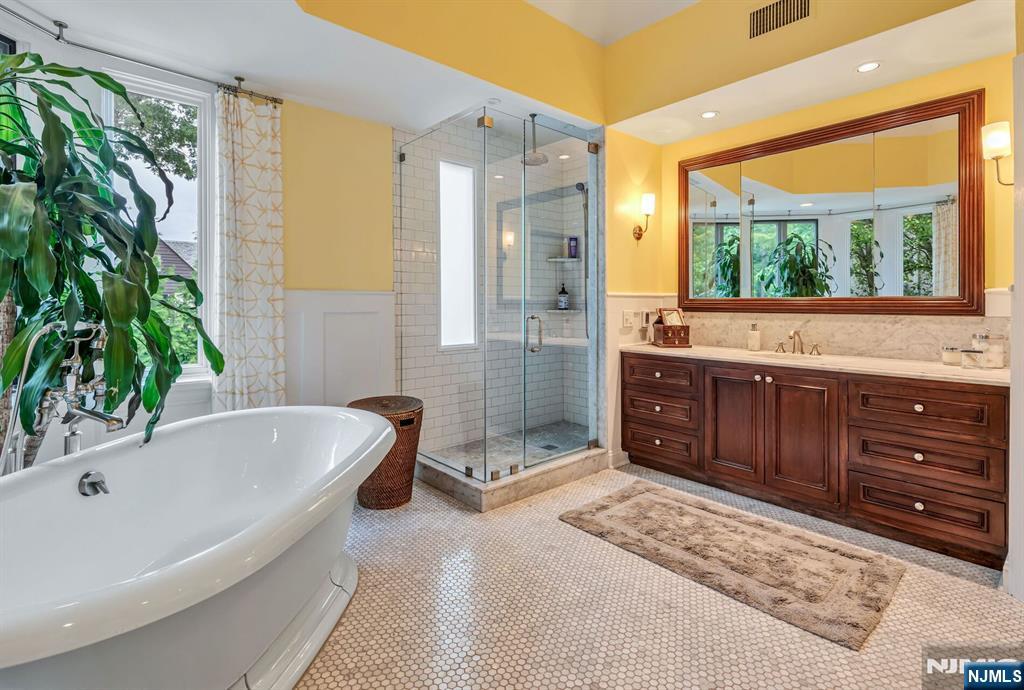 1115 Buckingham Road Fort Lee, NJ 07024 - Photo 45 of 49