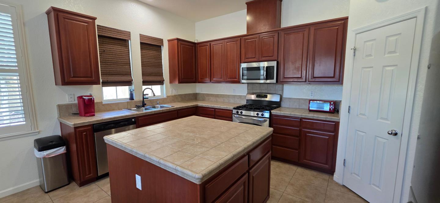 9403 Vintner Circle Patterson, CA 95363 - Photo 7 of 39