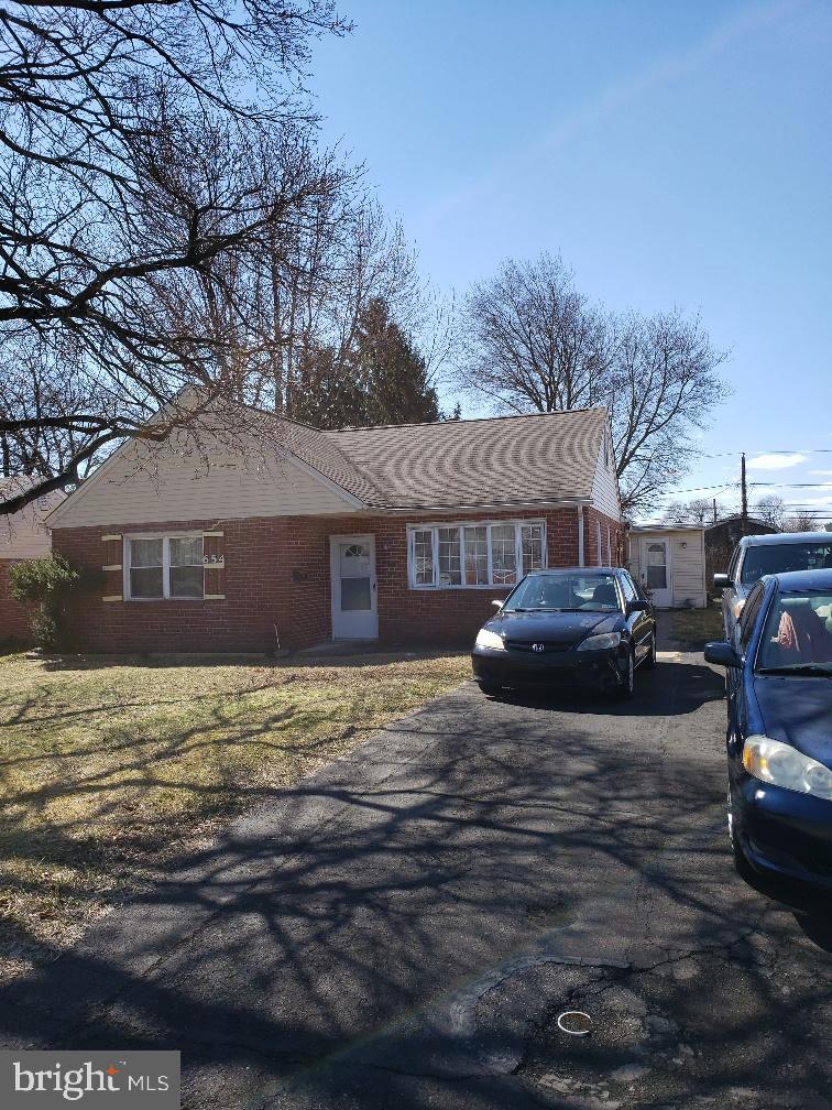 654 Rennard Street Philadelphia, PA 19116 - Photo 3 of 23 Gallery Image 3