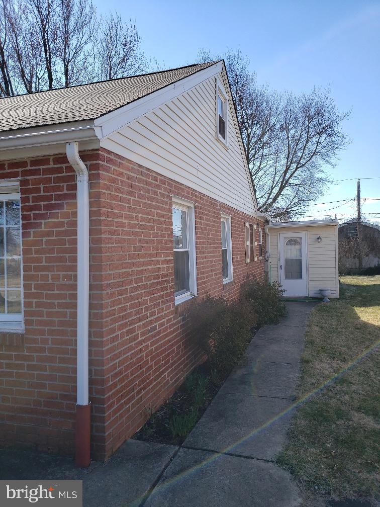 654 Rennard Street Philadelphia, PA 19116 - Photo 4 of 23 Gallery Image 4