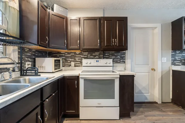 $169,900 | 314 Oakwood Avenue, Jackson, MI 49203