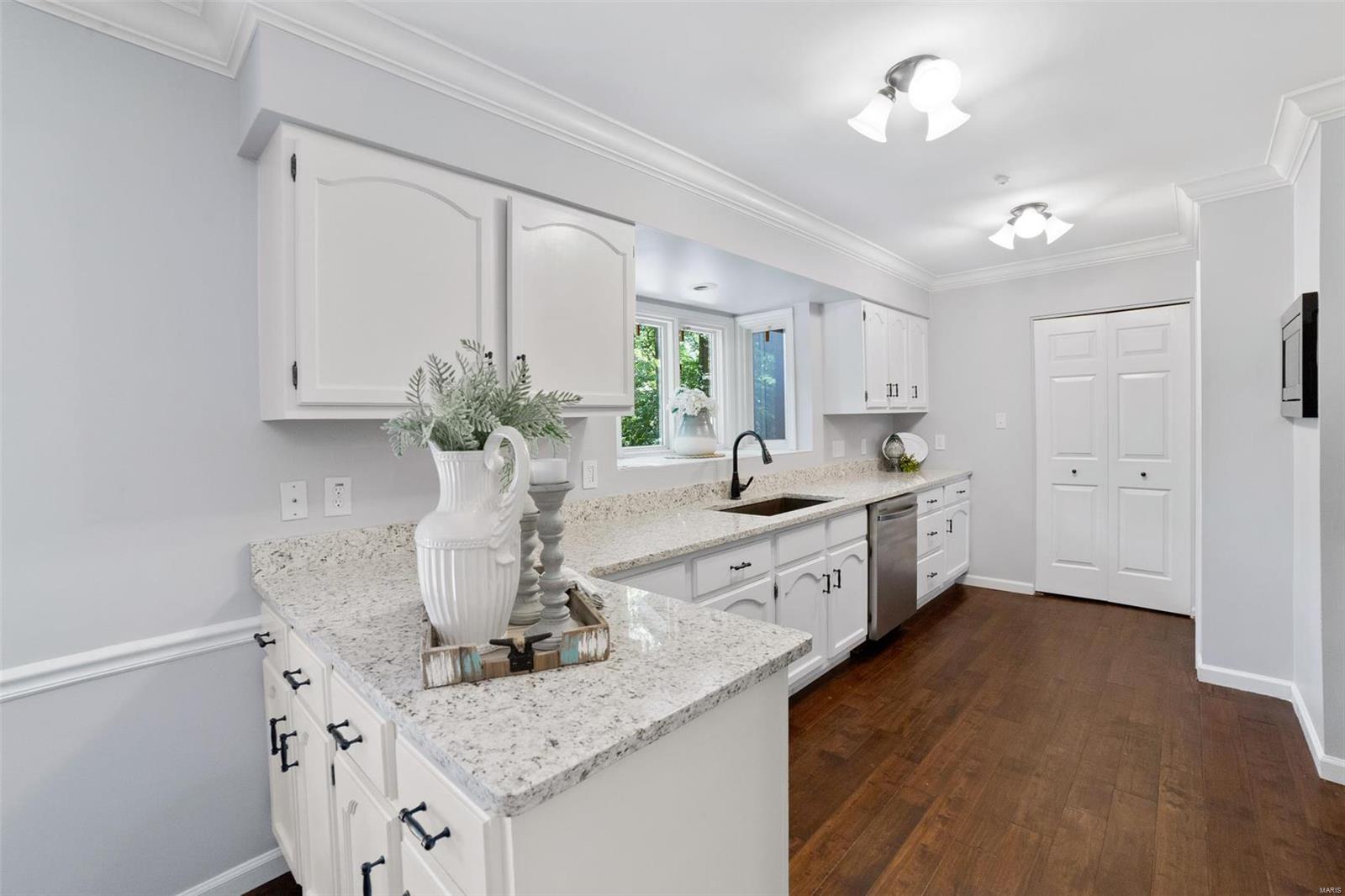 15821 Large Oak Road Chesterfield, MO 63017 - Photo 16 of 42