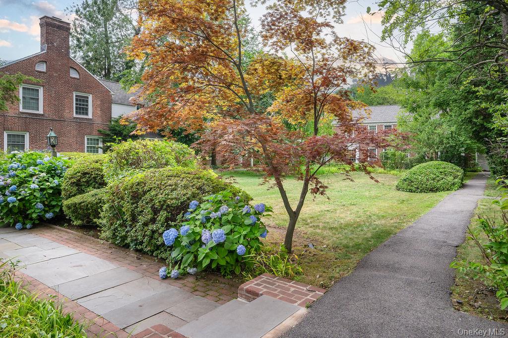 30 Pondview Road, Unit K Rye, NY 10580 - Photo 18 of 22 Greenspace and gardens!