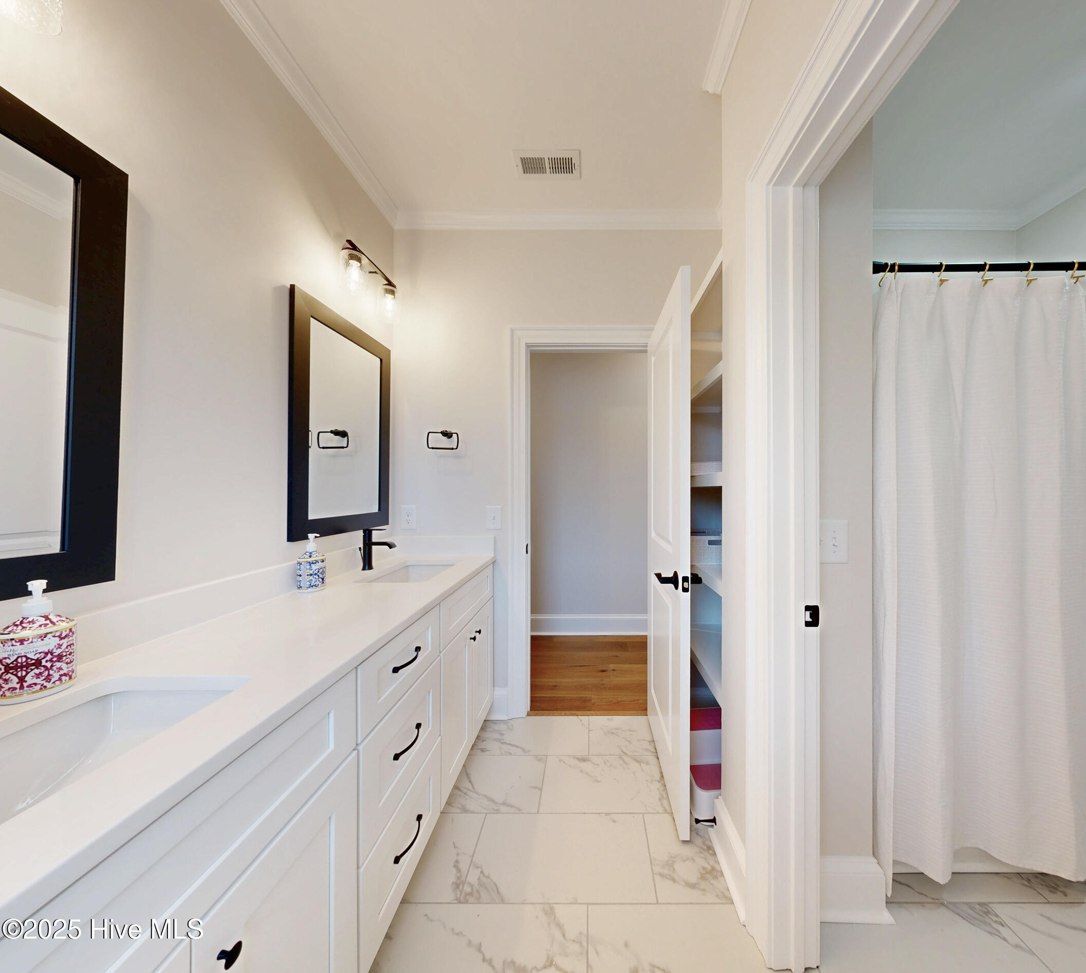 4101 Dunhagan Road Greenville, NC 27858 - Photo 37 of 52 Upstairs Hall with Tub