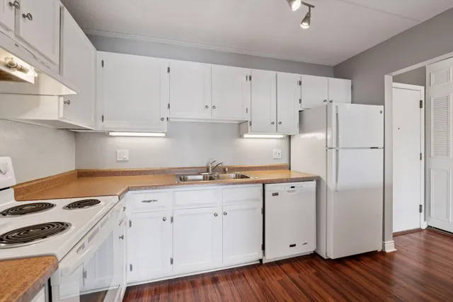 $117,000 | 10501 Cedar Lake Road, Unit 414, Minnetonka, MN 55305