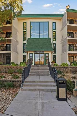 $117,000 | 10501 Cedar Lake Road, Unit 414, Minnetonka, MN 55305