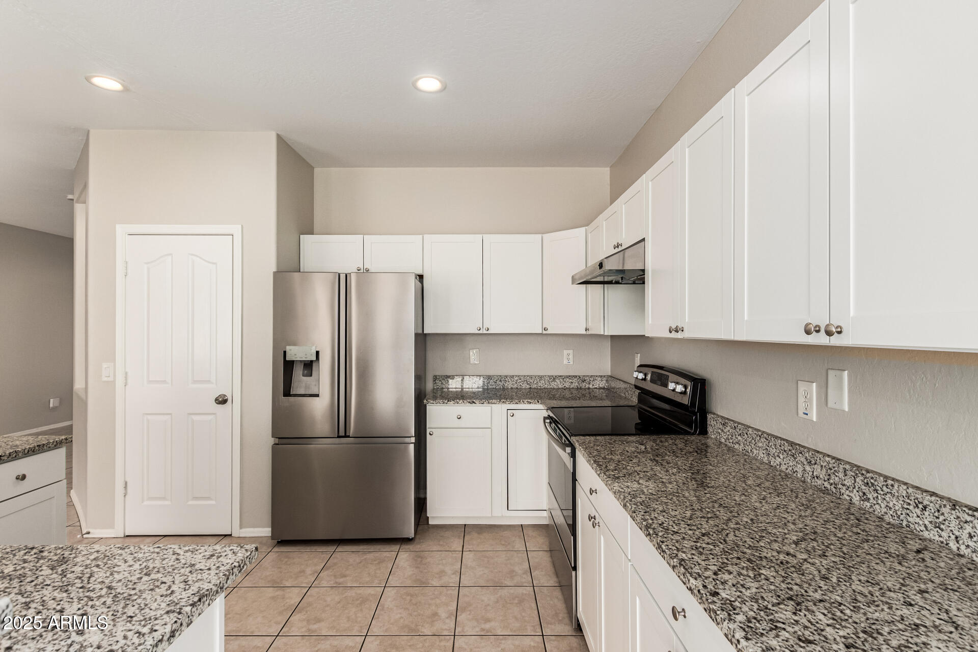 2313 West Carter Road Phoenix, AZ 85041 - Photo 4 of 32